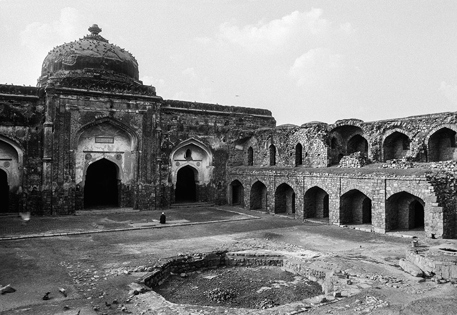 06_mosque.prayer.delhi.blackandwhite.india.jpg